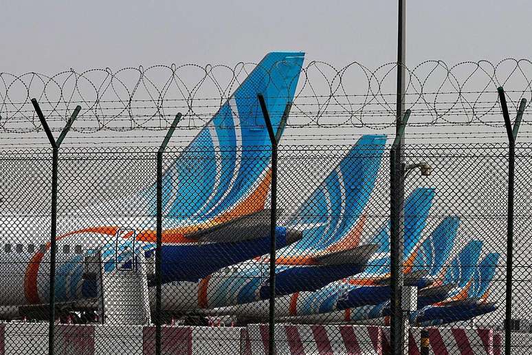 Centenas de avi&otilde;es permanecem estacionados no aeroporto de Dubai, o terminal com maior volume de tr&aacute;fego internacional de passageiros do mundo