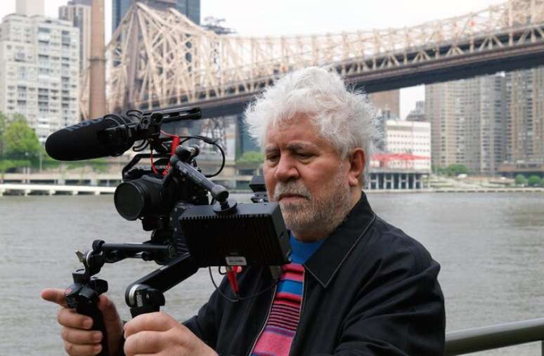 Pedro Almod&oacute;var nos bastidores de 'O Quarto ao Lado', filme em que dirige Tilda Swinton e Julianne Moore