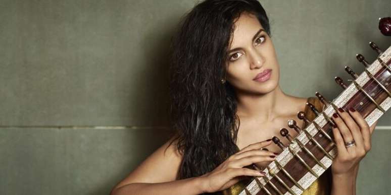 A instrumentista e compositora brit&acirc;nica Anoushka Shankar faz sua turn&ecirc; no Brasil