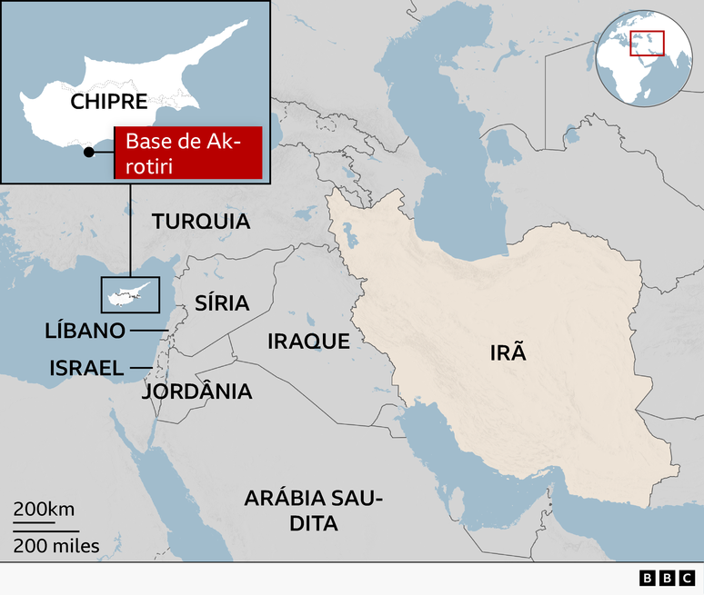 Mapa mostra o Mediterr&acirc;neo Oriental e o Oriente M&eacute;dio. Chipre est&aacute; destacado com um mapa ampliado da ilha, marcando a localiza&ccedil;&atilde;o da Base A&eacute;rea da RAF em Akrotiri, ao sul. 