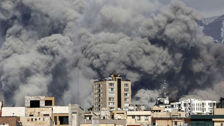 Os Estados Unidos e Israel continuaram a atacar alvos em Teerã