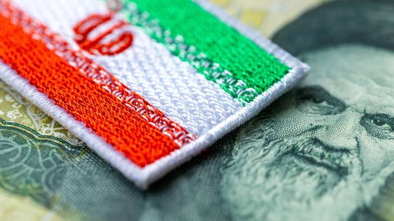 O impacto de um aiatol&aacute; na sociedade iraniana se manifesta tamb&eacute;m no dia a dia de cidad&atilde;os comuns &ndash; depositphotos.com / rochu_2008