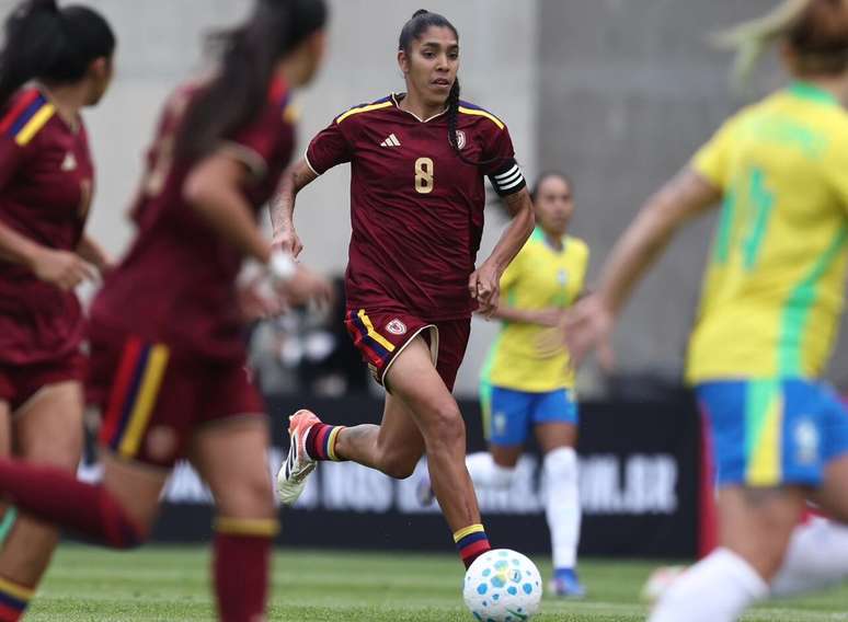 Gaby Garcia leva a Venezuela ao ataque diante do Brasil.