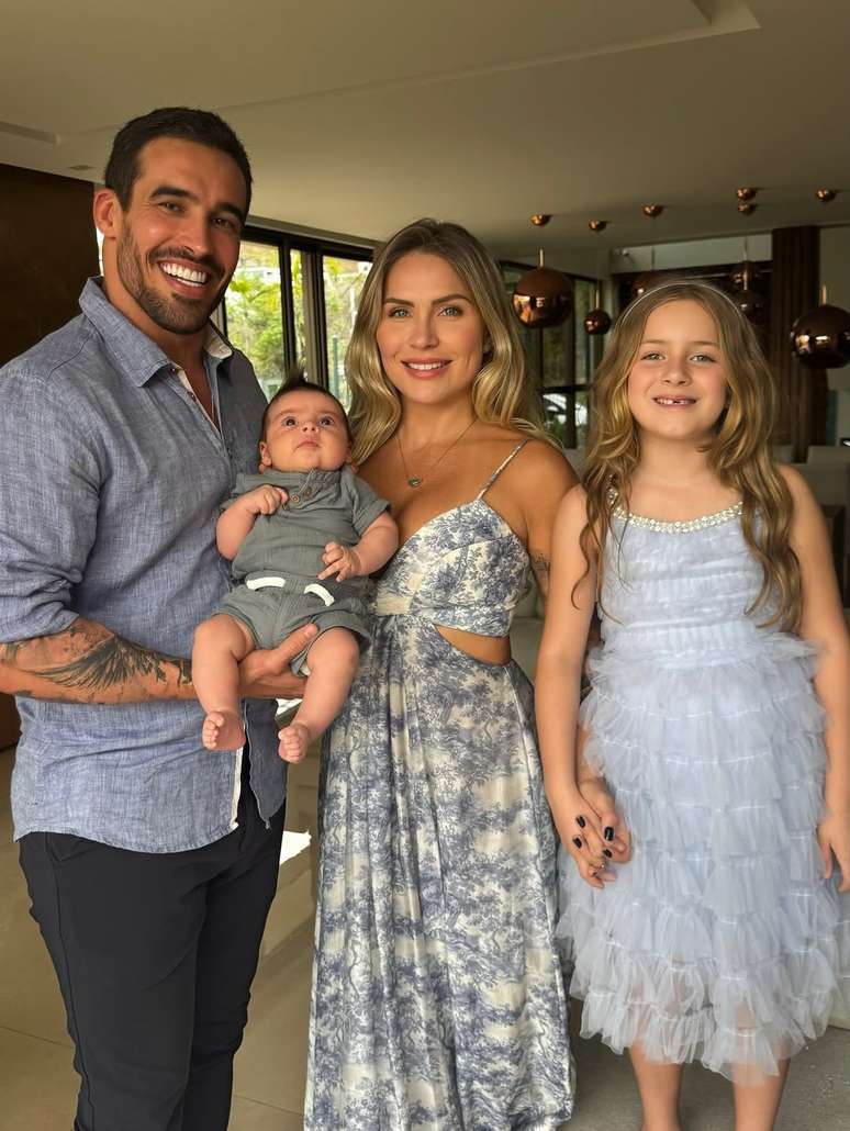 Renata D&aacute;vila com o marido e os filhos