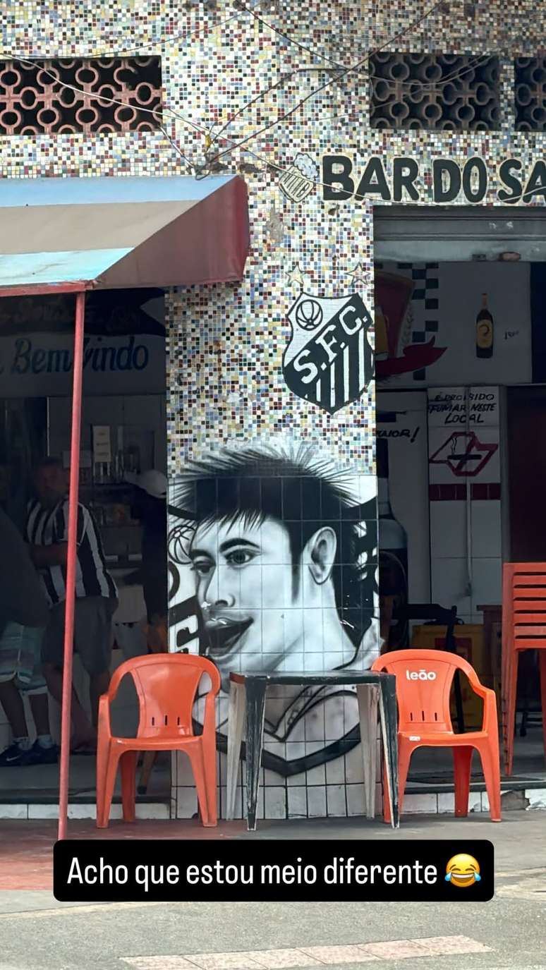 Grafite do rosto do Neymar na fachada de bar em Santos