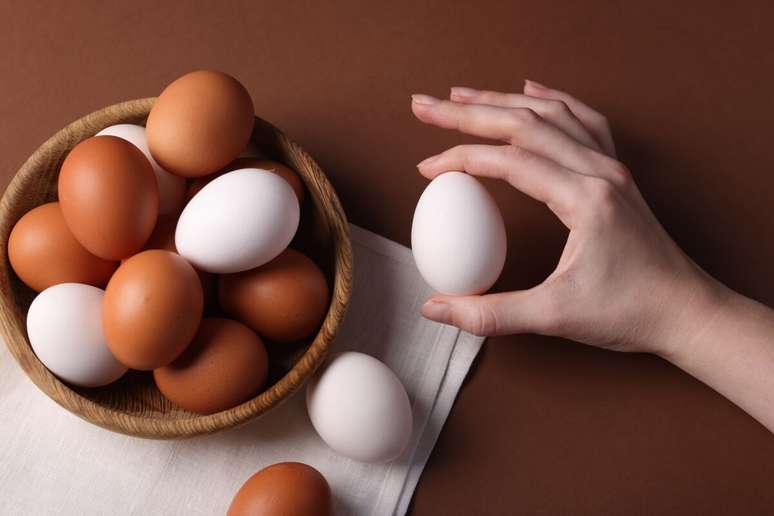 Fonte completa de prote&iacute;nas e nutrientes como colina e vitamina B12, o ovo ajuda na manuten&ccedil;&atilde;o muscular e no funcionamento do c&eacute;rebro 