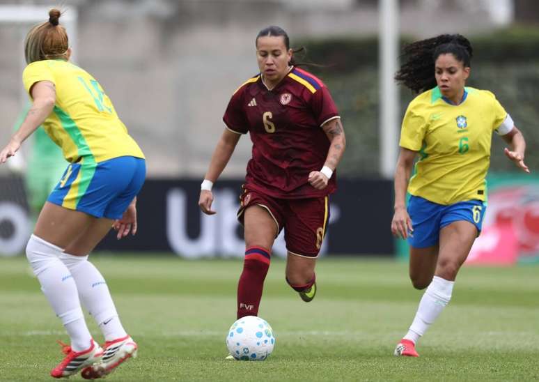 Romero fez um gol, mandou duas na trave e foi decisiva para a vit&oacute;ria da Venezuela sobre o Brasil.