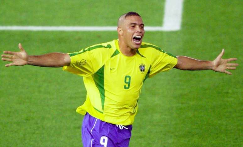 Ronaldo Fen&ocirc;meno em comemora&ccedil;&atilde;o ic&ocirc;nica depois de marcar um dos gols na decis&atilde;o da Copa do Mundo de 2002 &ndash;