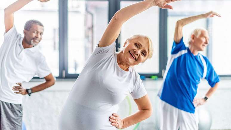 A escolha dos exerc&iacute;cios pode ser ajustada conforme a idade, condi&ccedil;&atilde;o f&iacute;sica e experi&ecirc;ncia pr&eacute;via, sempre priorizando movimentos simples, controlados e adapt&aacute;veis &ndash; depositphotos.com / AndrewLozovyi