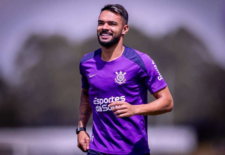 Raniele em campo durante treinamento do Corinthians &ndash;