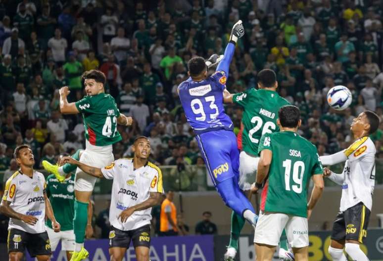 Carlos Miguel, goleiro do Palmeiras, em disputa de bola dentro da &aacute;rea