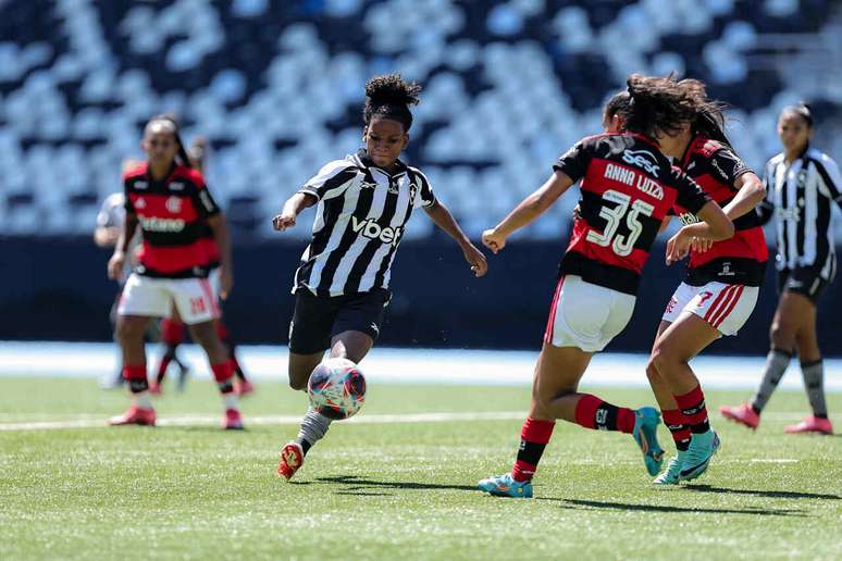 Botafogo vacila e permite empate do Flamengo &ndash;