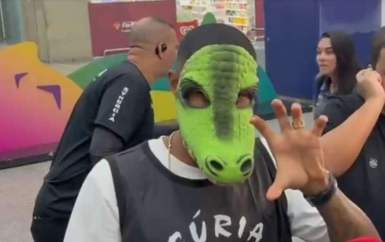 Atacante veste m&aacute;scara de jacar&eacute; que marcou sua primeira passagem &ndash;