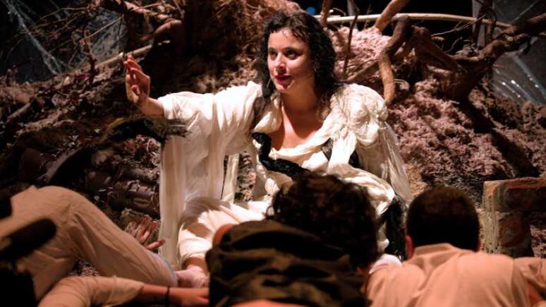 'Contus d Fadas para Kabezas Dialetykas' estreia no Teatro Oficina.