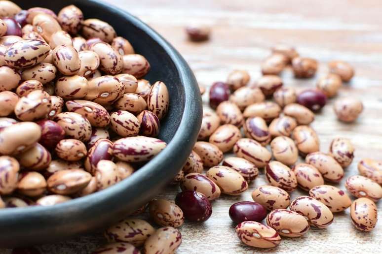 Tradicional na mesa brasileira, o feij&atilde;o oferece ferro vegetal, prote&iacute;nas e fibras que contribuem para energia e prote&ccedil;&atilde;o cardiovascular 