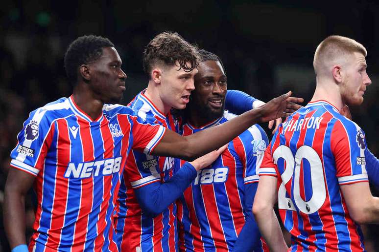 Jogadores do Crystal Palace comemoram o gol marcado por Larsen no Tottenham Hotspur Stadium &ndash;