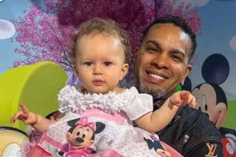 Rodriguinho posa com uma de suas netas