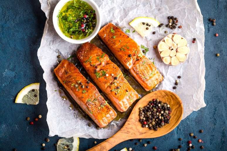 Rico em &ocirc;mega-3, vitamina D e prote&iacute;nas de qualidade, o salm&atilde;o contribui para o equil&iacute;brio do humor, a sa&uacute;de do cora&ccedil;&atilde;o e a for&ccedil;a &oacute;ssea (Elena Eryomenko | ShutterStock)