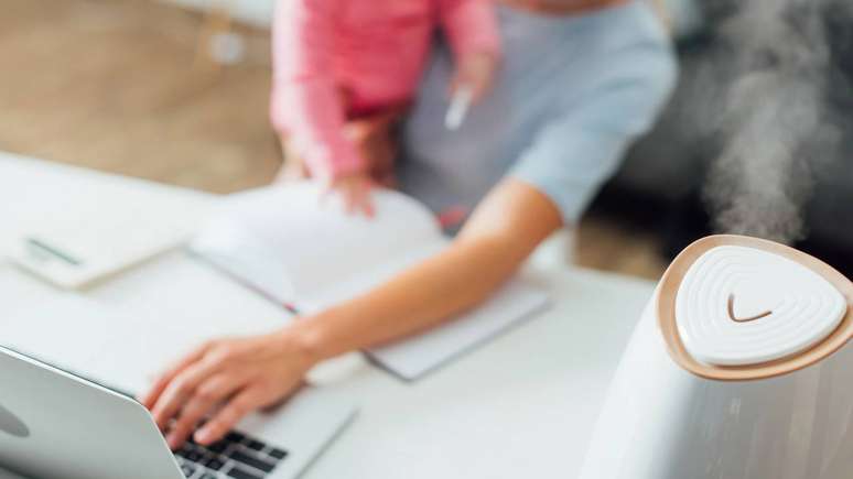 Embora o umidificador de ar traga diversos benef&iacute;cios, o uso inadequado pode gerar problemas, principalmente quando o ambiente fica &uacute;mido demais ou quando o aparelho n&atilde;o &eacute; higienizado corretamente &ndash; depositphotos.com / HayDmitriy