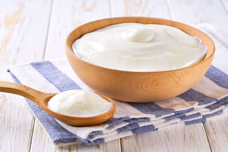 Presente em muitas dietas equilibradas, o iogurte natural fornece c&aacute;lcio e probi&oacute;ticos que fortalecem os ossos e favorecem o intestino 