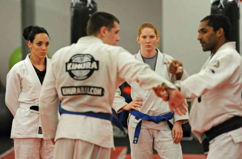 Duas mulheres observam um movimento sendo demonstrado durante uma aula de jiu-jitsu brasileiro em uma academia em Boston em 2013. Christopher Evans/MediaNews Group/Boston Herald via Getty Images
