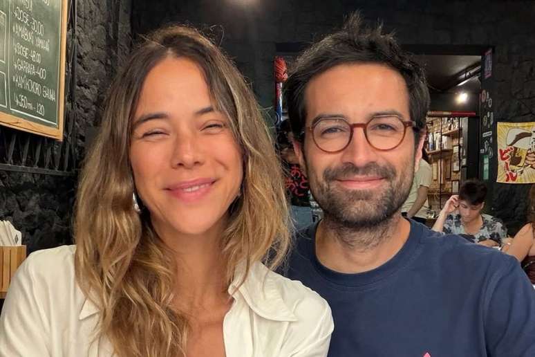 Mi&aacute; e seu marido posam para foto