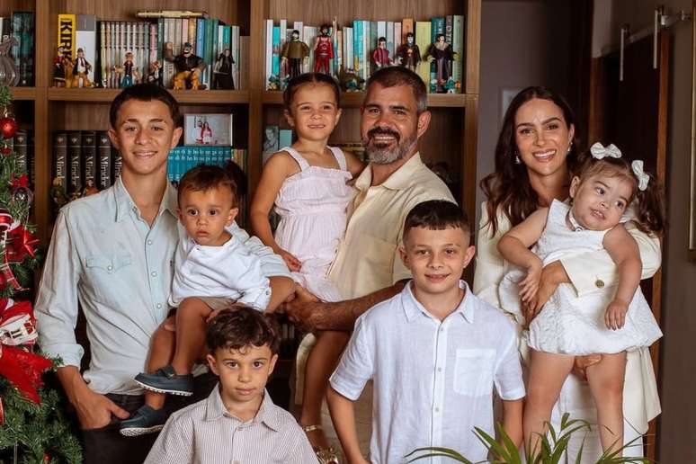 Juliano e Let&iacute;cia Cazarr&eacute; posam com os seis filhos
