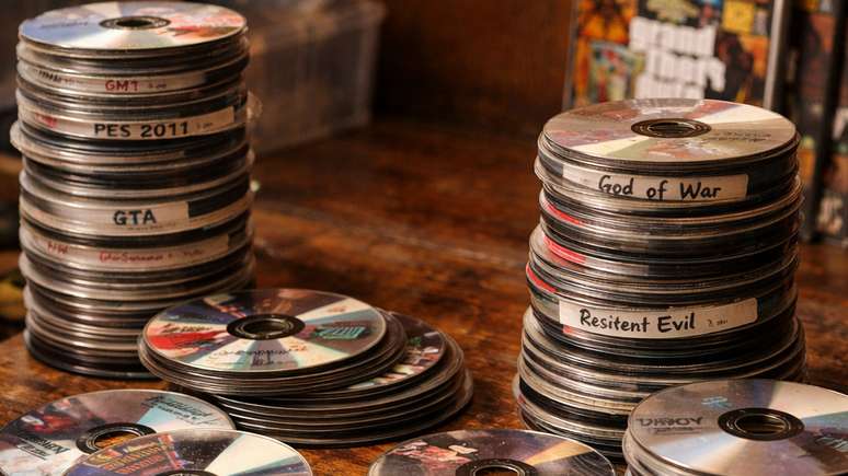 Jogos piratas da gera&ccedil;&atilde;o PS2 eram comprados em "baciadas"