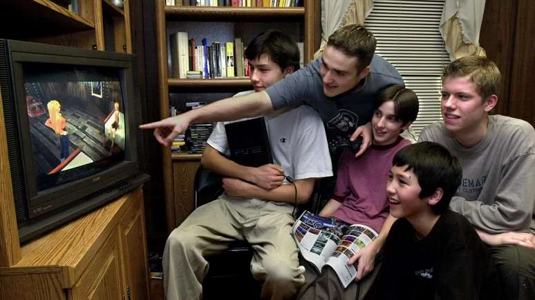 Era comum se reunir com os amigos em casa para jogar PS2