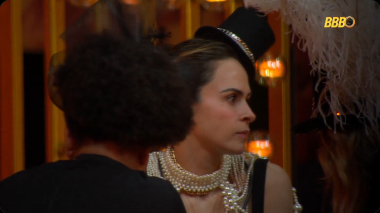 Ana Paula conversa com Chaiany