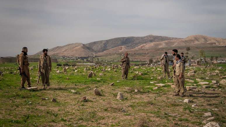 Os grupos curdos negaram relatos de que parte de suas for&ccedil;as tenha cruzado para o Ir&atilde;