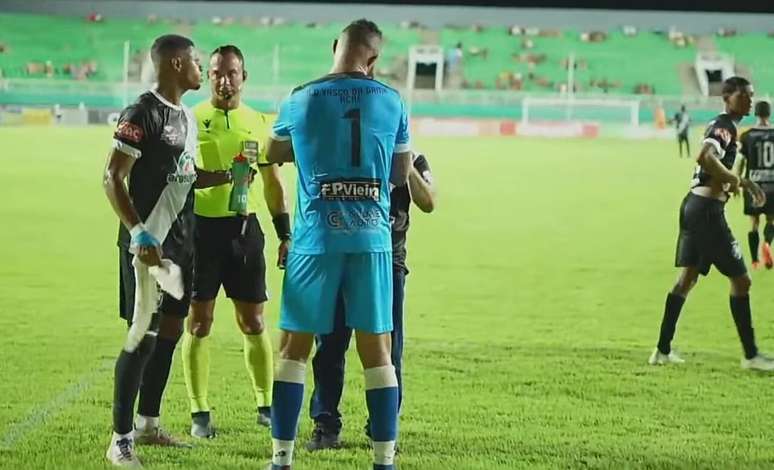 Goleiro em atua&ccedil;&atilde;o durante Vasco da Gama-AC x Velo Clube, pela Copa do Brasil &ndash;