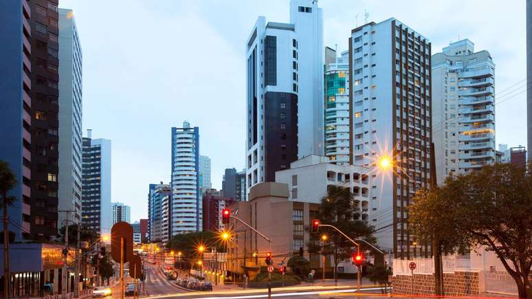 Sul e Norte: Curitiba e Manaus &ndash; Batel, &Aacute;gua Verde, Adrian&oacute;polis e Ponta Negra re&uacute;nem condom&iacute;nios de luxo, servi&ccedil;os especializados e localiza&ccedil;&atilde;o estrat&eacute;gica &ndash; depositphotos.com / tifonimages