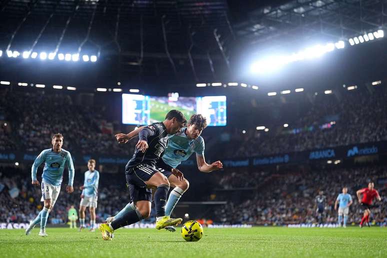 Brahim Diaz, do Real Madrid, em disputa de bola com Marcos Alonso, do Celta Vigo &ndash;