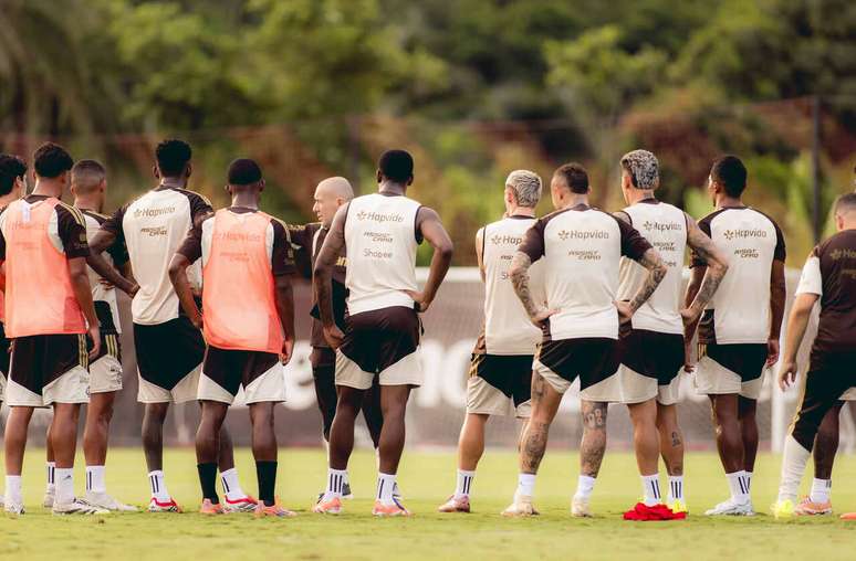 Leonardo Jardim comandou o primeiro treino no Flamengo na &uacute;ltima quarta-feira (4), no Ninho do Urubu &ndash;