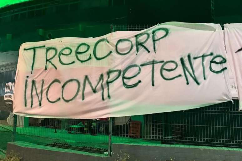 Torcida protesta contra empresa gestora da SAF do Coritiba 