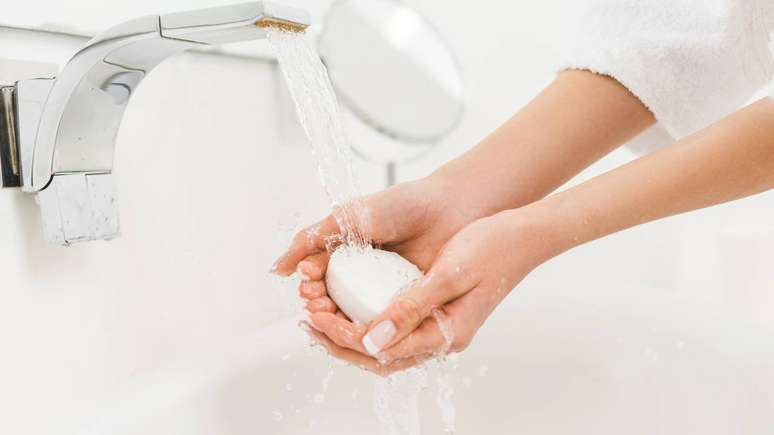 Preven&ccedil;&atilde;o &eacute; chave: higiene das m&atilde;os, uso de preservativos, afastamento de contatos pr&oacute;ximos e vacina&ccedil;&atilde;o s&atilde;o medidas importantes para reduzir o risco de cont&aacute;gio &ndash; depositphotos.com / AllaSerebrina