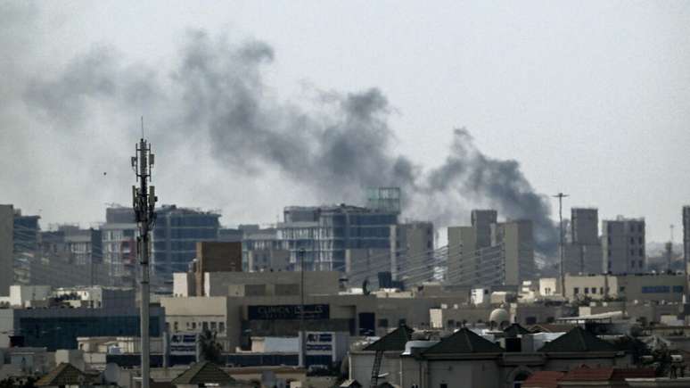 ఈ శుక్రవారం (6) ఇజ్రాయెల్ బాంబు దాడుల తర్వాత లెబనాన్ యొక్క దక్షిణ శివార్లలో పొగ కాలమ్ ఉద్భవించింది.