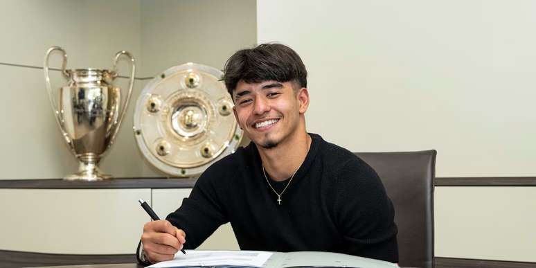 Maycon Cardozo assinando sua renova&ccedil;&atilde;o com o Bayern de Munique 