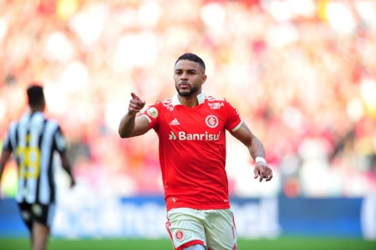 Wanderson com a camisa do Internacional 