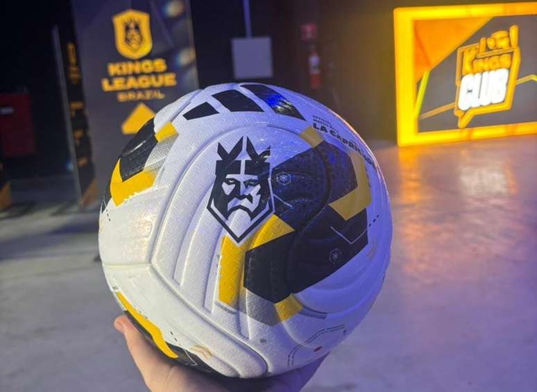 Bola &lsquo;La Caprichosa&rsquo; que ser&aacute; utilizada na Kings League Brasil &ndash;
