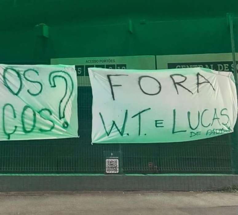 Torcedores pedem a sa&iacute;da do CEO Lucas de Paula do Coritiba 