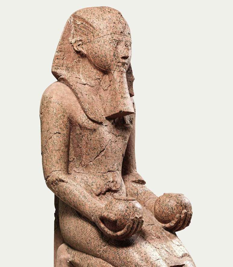 est&aacute;tua de pedra de uma pessoa estilizada ajoelhada