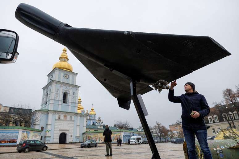 Drone Shahed-136, criado pelo Ir&atilde; e aperfei&ccedil;oado pela R&uacute;ssia, &eacute; exibido em frente &agrave; catedral de S&atilde;o Miguel em Kiev, na Ucr&acirc;nia