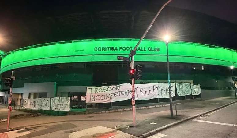Torcida faz protesto e pendura faixas ao redor do Couto Pereira 