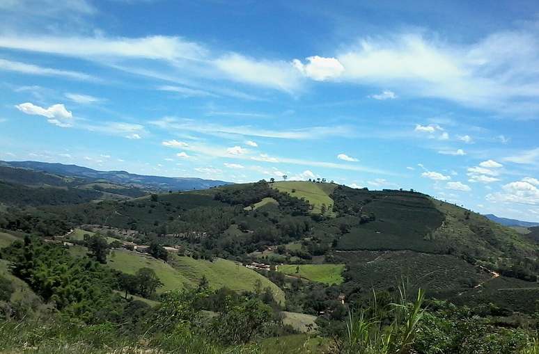 కాకోండేలో పర్యాటకం ప్రధానంగా దాని పర్వత భూభాగం, తేలికపాటి వాతావరణం మరియు నగరం పేరును కలిగి ఉన్న ఆనకట్ట ఉనికిని కలిగి ఉంది - లూయిజ్ జేవియర్ ఎస్ట్రాడీ/వికీమీడియా కామన్స్