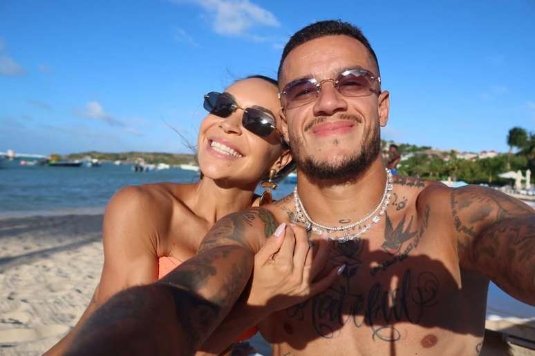 Coutinho e esposa postam fotos juntos em clima de romance durante f&eacute;rias e afastam especula&ccedil;&otilde;es de turbul&ecirc;ncia no relacionamento &ndash;