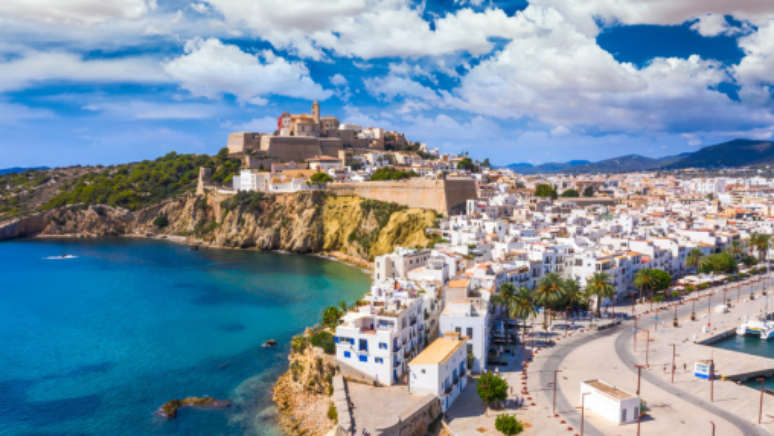 Ibiza &eacute; famosa por grandes festas e boates