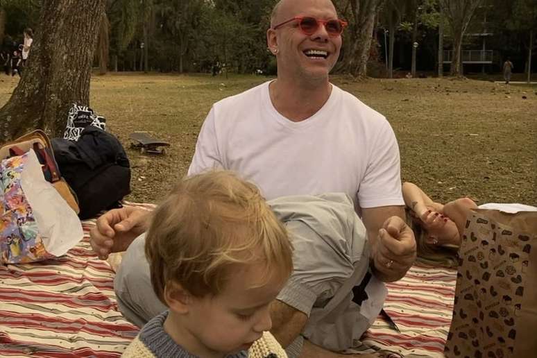 Xuxa curtindo parque com um de seus netos