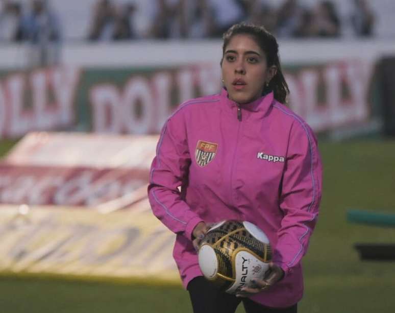 Mari Pereira trabalhando como gandula